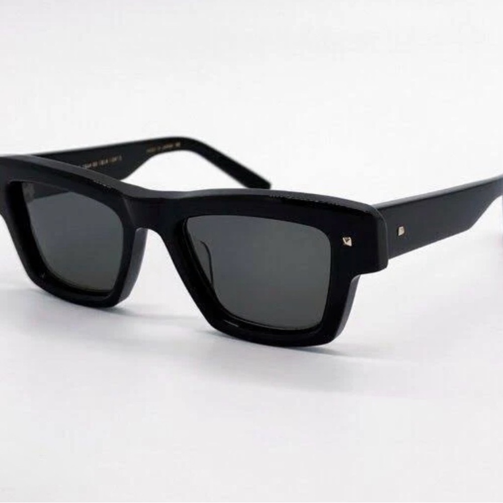 🔥🔥🔥VALENTINO XXII VLS-106A-53 BLACK SQUARE GOLD ROCKSTUD SUNGLASSES CAT3